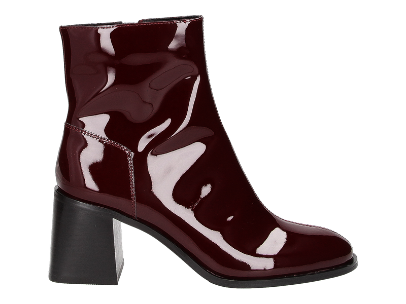 Voir le produit 'Emilie Karston Bottines Bordeaux' (en anglais) Emilie Karston Bottines Bordeaux