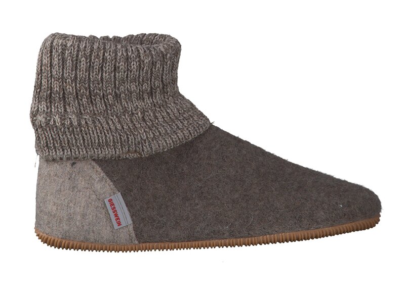 Voir le produit 'Giesswein Pantoufles Taupe' (en anglais) Giesswein Pantoufles Taupe