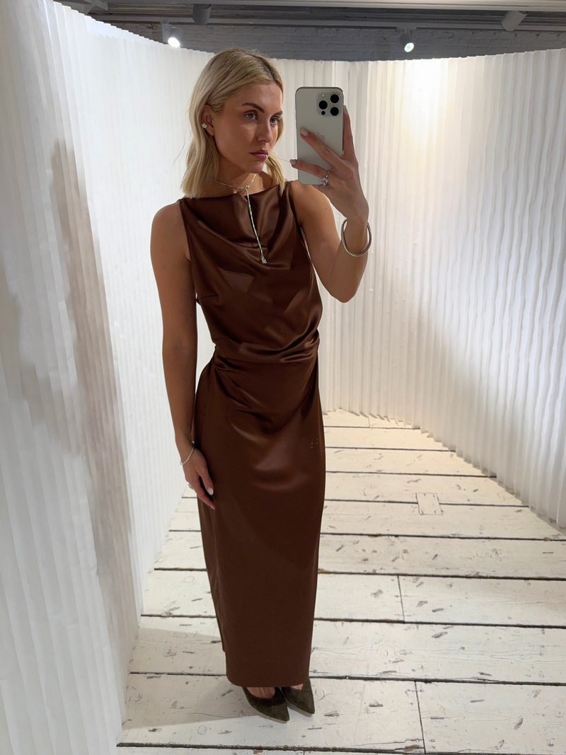 Voir le produit 'Designers, Remix Robes Brun' (en anglais) Designers, Remix Robes Brun