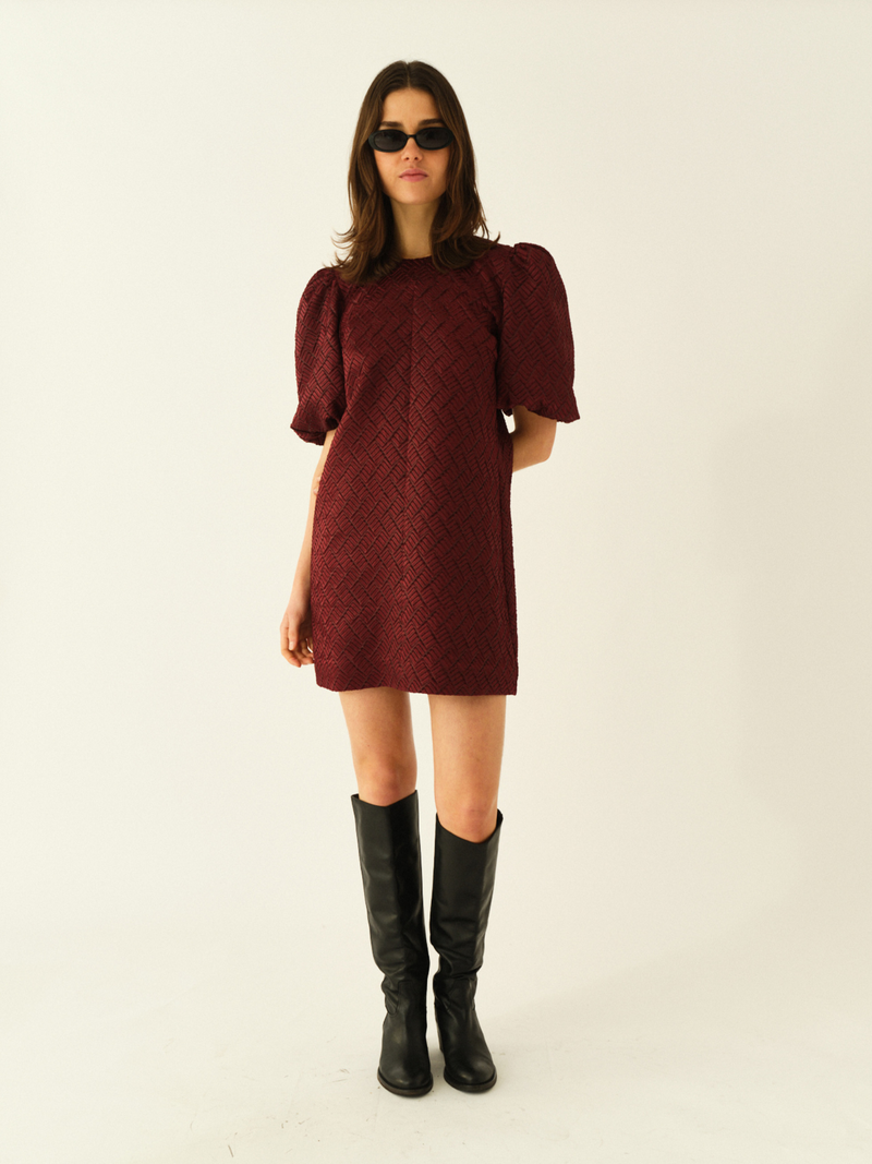 Voir le produit 'Designers, Remix Robes Bordeaux' (en anglais) Designers, Remix Robes Bordeaux