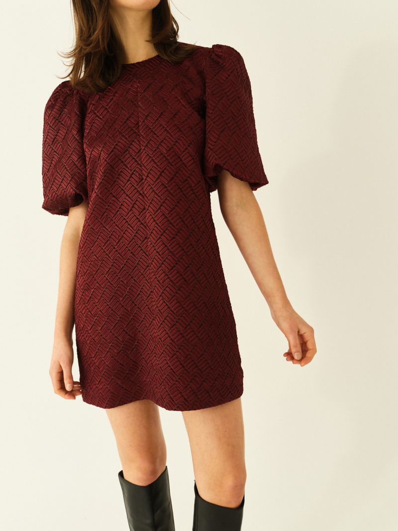 Voir le produit 'Designers, Remix Robes Bordeaux' (en anglais) Designers, Remix Robes Bordeaux