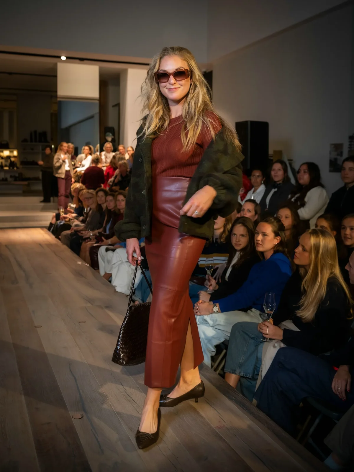Biker chic met bordeauxrode leren jurk en bruine veterschoen