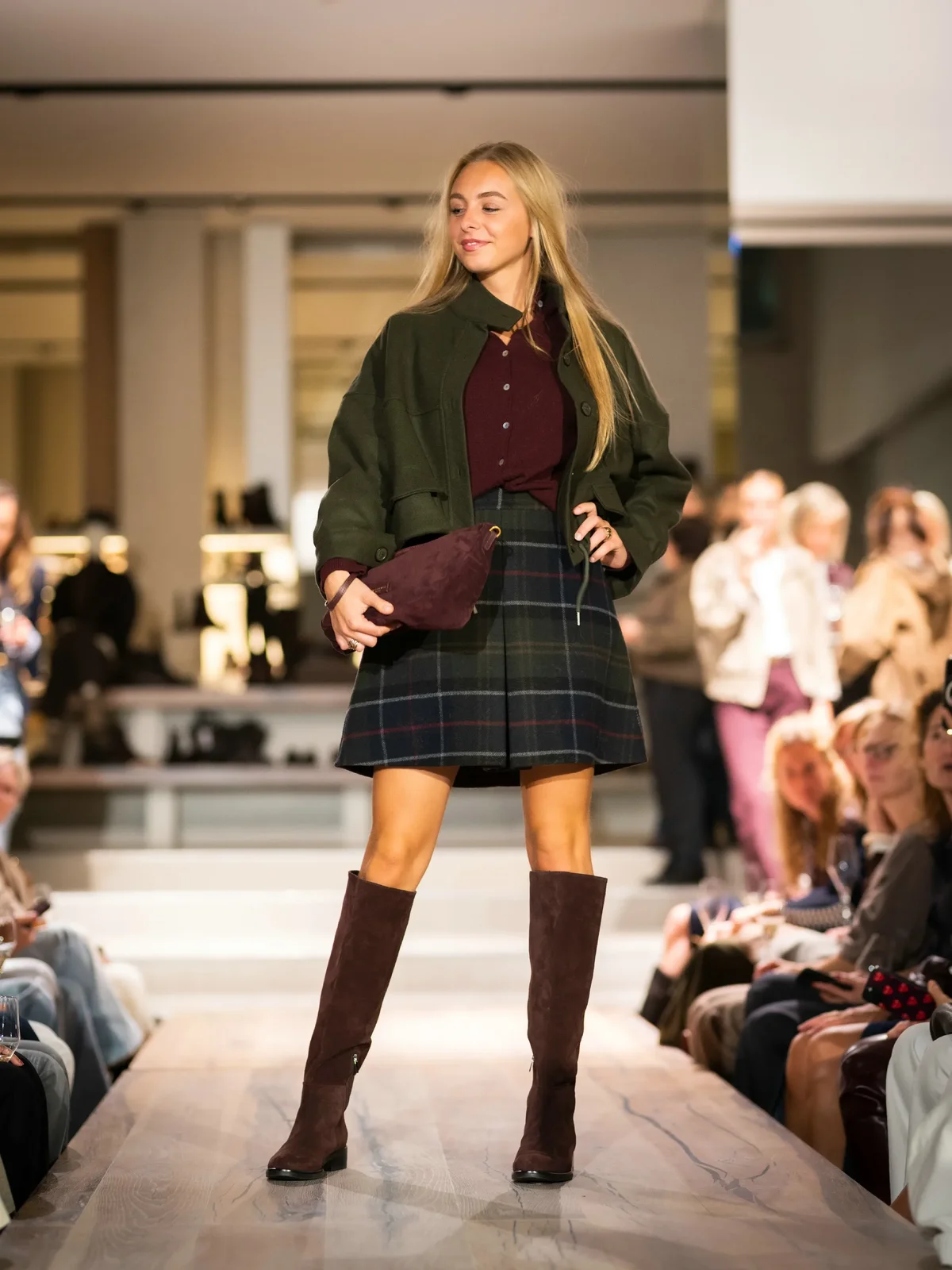 Olijfgroene wollen jas met tartan rok en bruine suède kniehoge laarzen