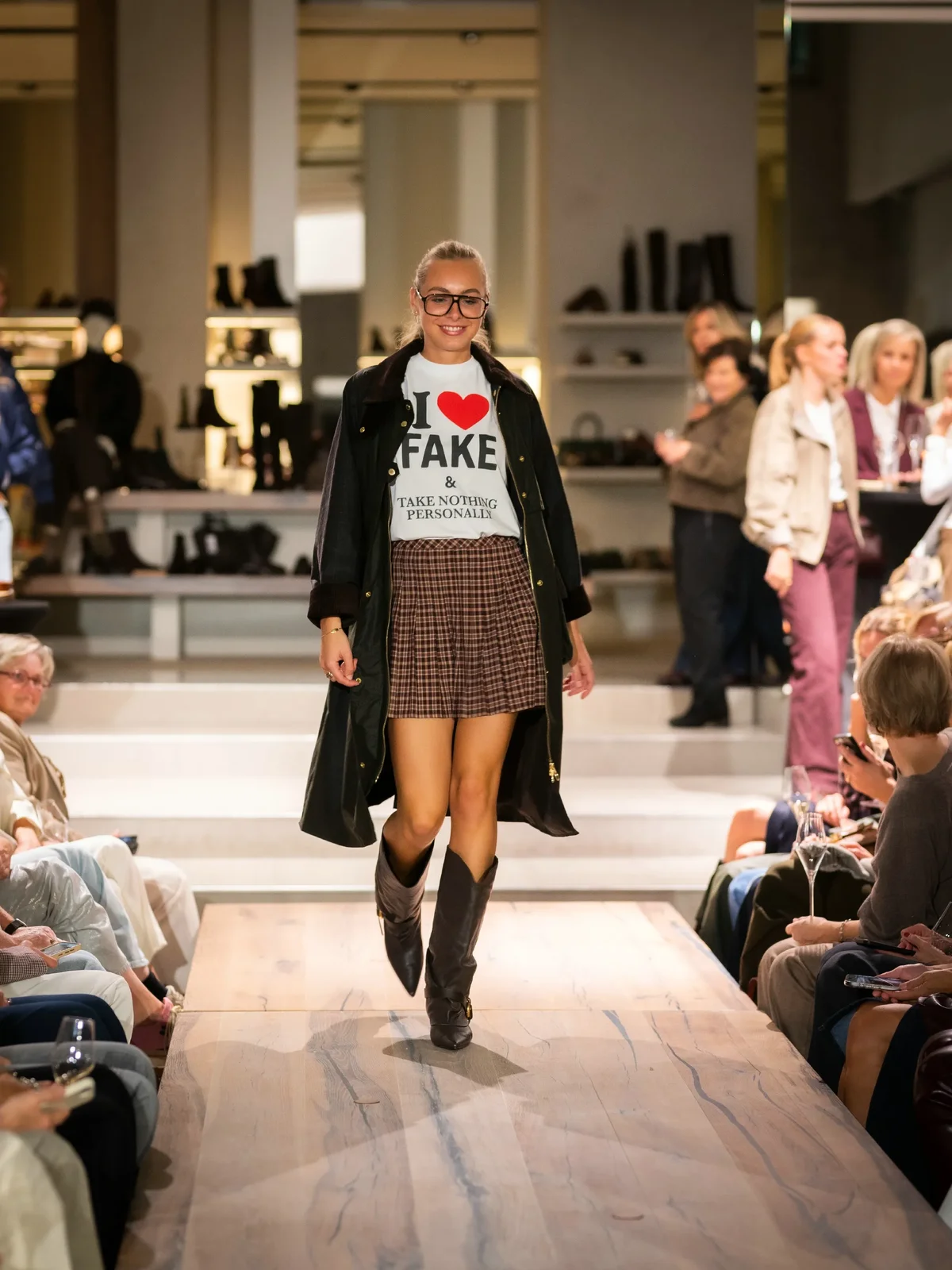 Dameslook met Barbour mantel, Pieces geruite rok en Lola Cruz hoge laarzen