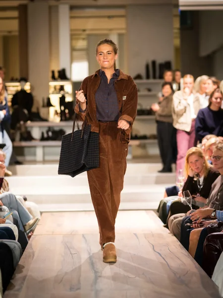 Bruine corduroy outfit met hemd, bijpassende broek en suède boots