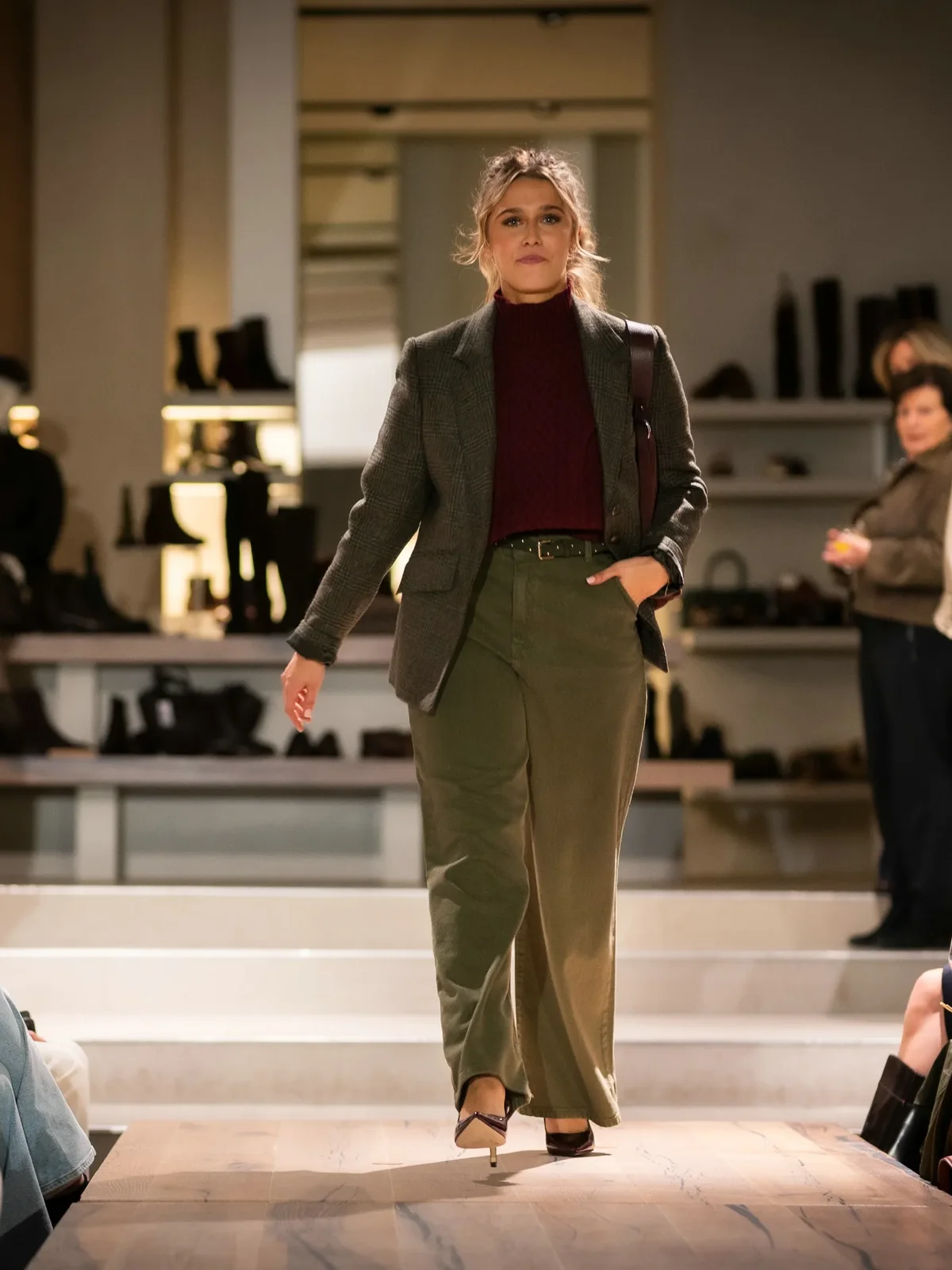 Business chic dameslook met Barbour blazer, Camilla Pihl broek en Gianni Notaro handtas