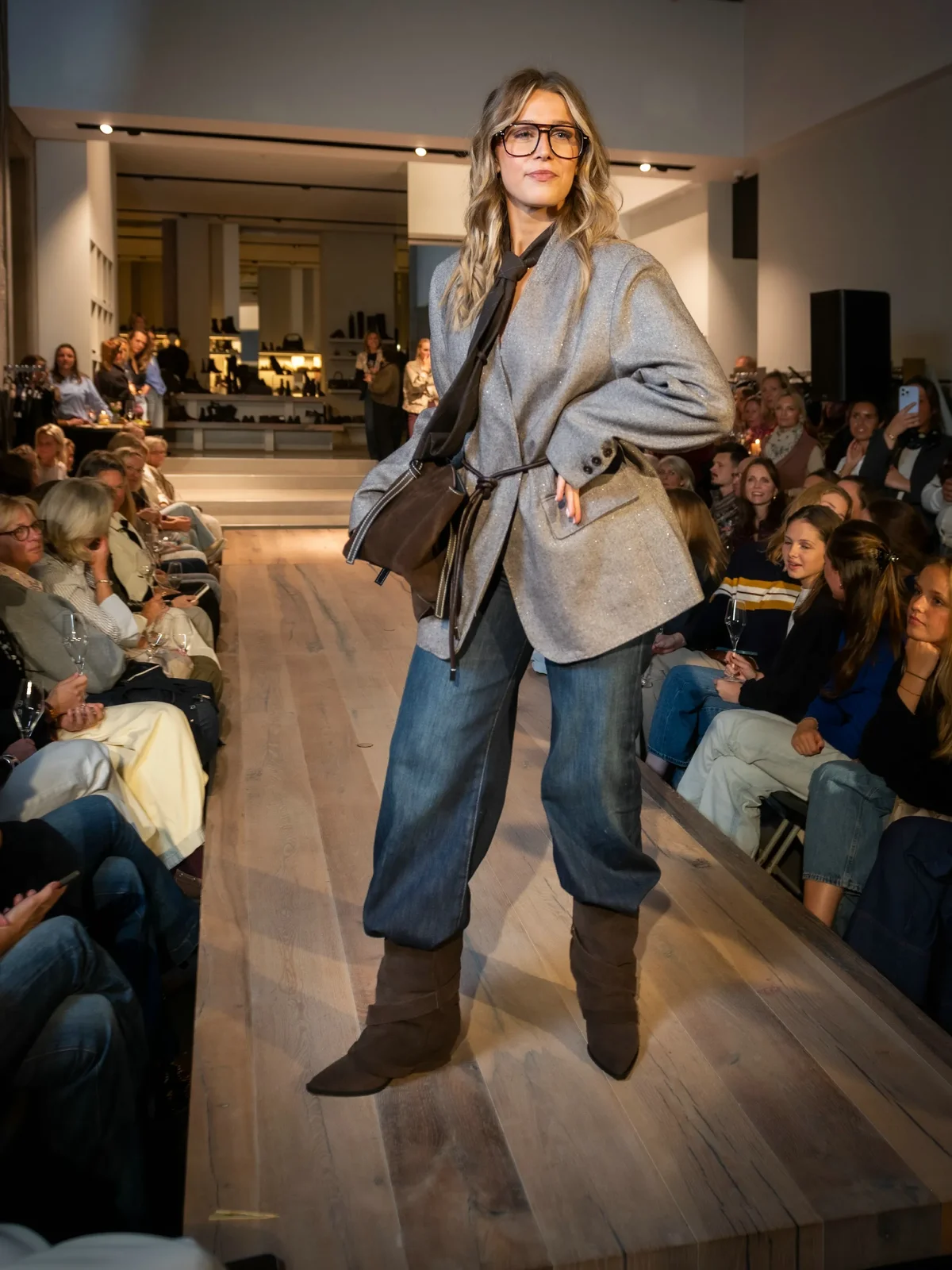 Grijze Oversized Blazer met Wide Leg Jeans en Suède Laarzen