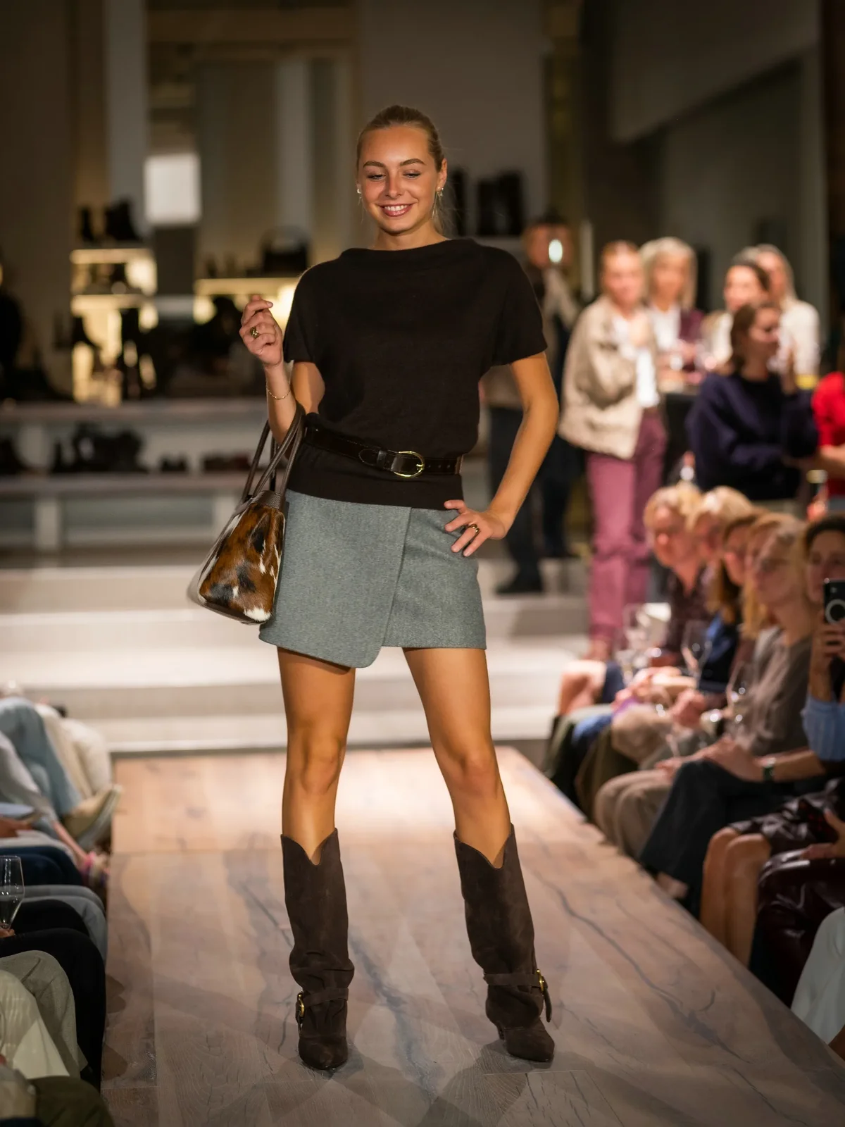 Elegante damesoutfit met Dou Doun rok, Angelo de Lombardi riem en Camilla Pihl handtas