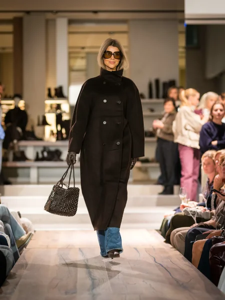 Lange Zwarte Wollen Mantel met Wide Leg Jeans en Zwarte Handtas