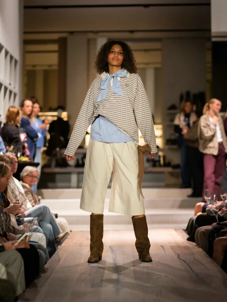 Gestreepte lagen met een lichtblauwe blouse