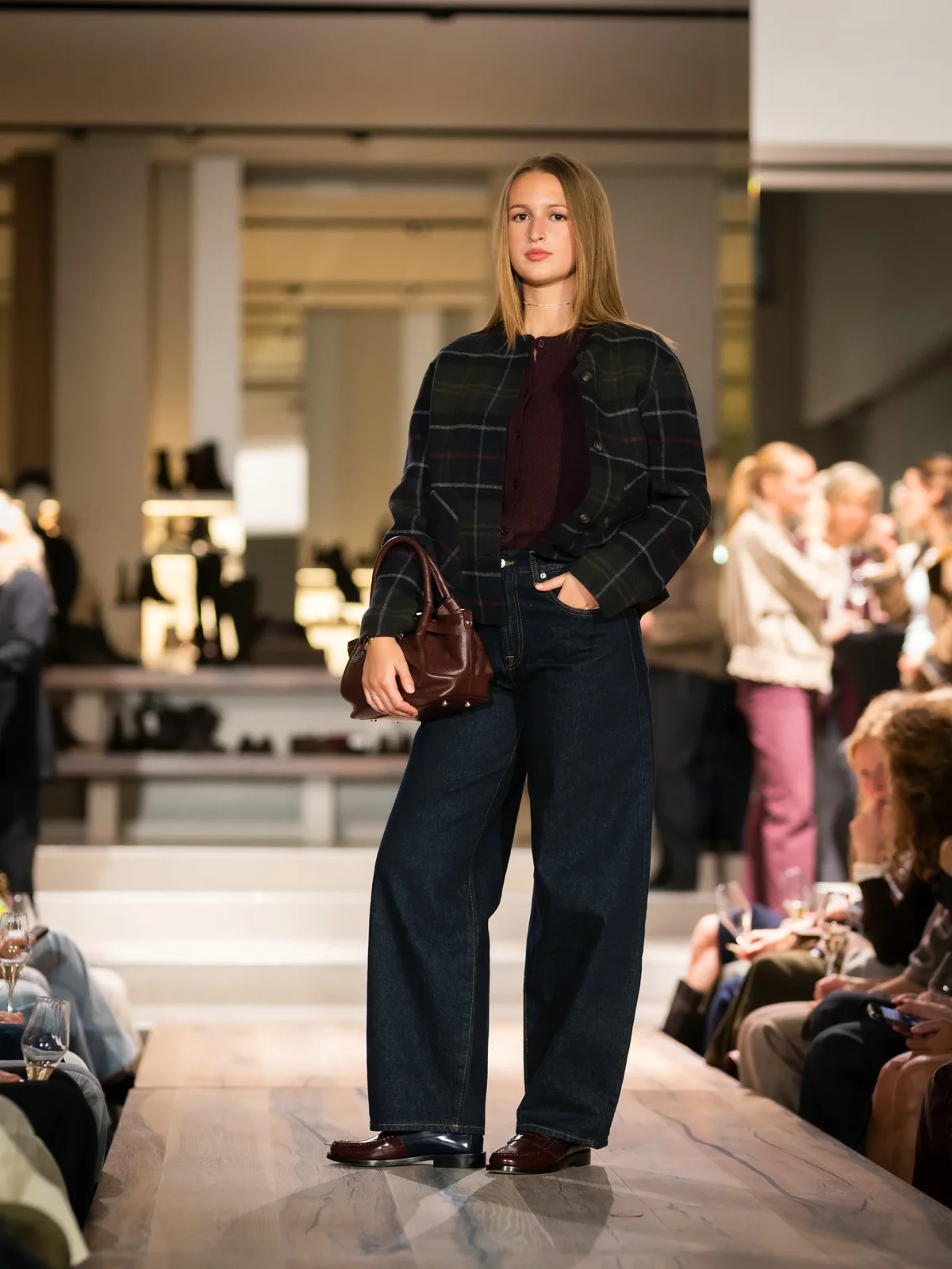 Groene blazer met blauwe broek en bordeaux mocassins