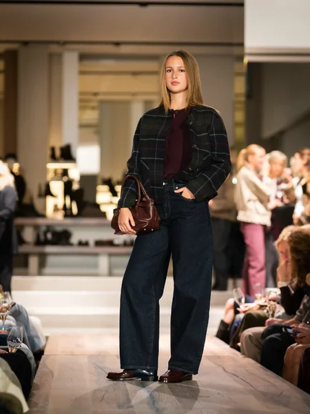 Groene blazer met blauwe broek en bordeaux mocassins