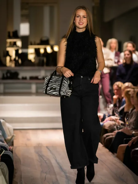 All black outfit met zwarte top, broek en enkellaarzen