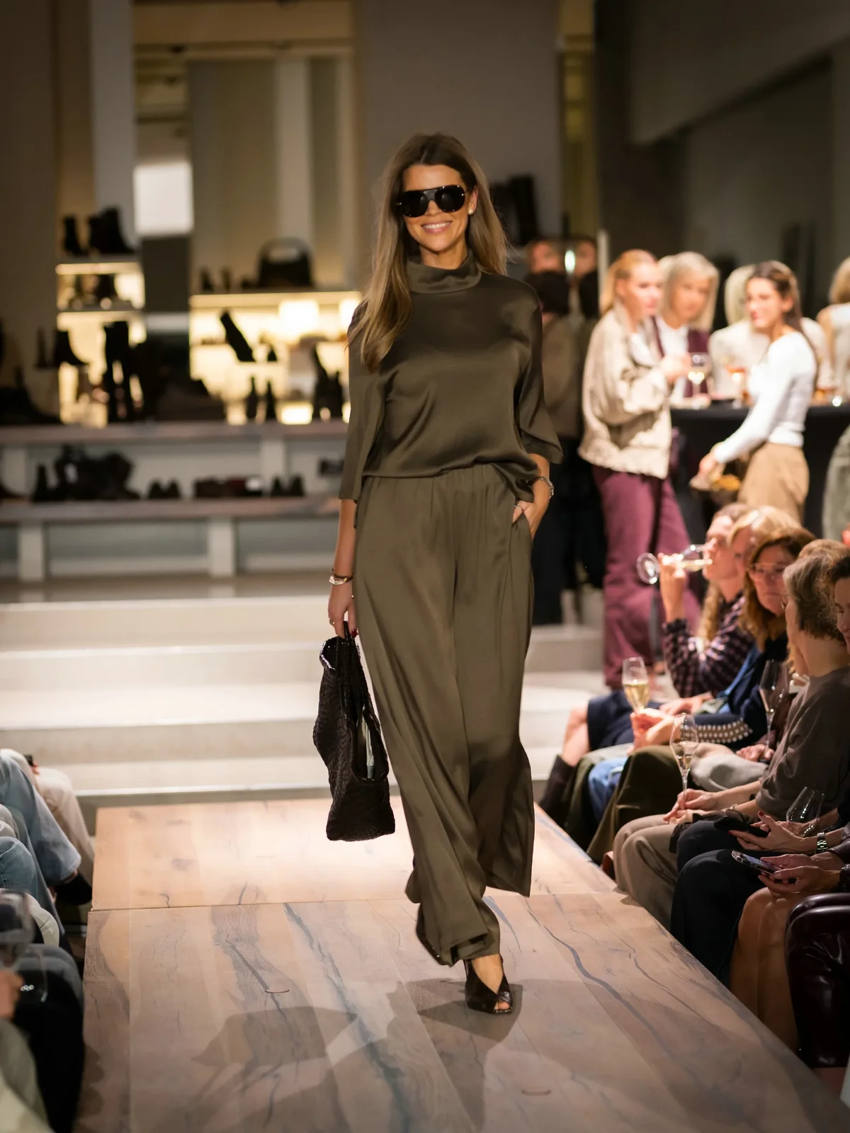 Olijfgroene Satijnen Blouse met Wijde Pantalon