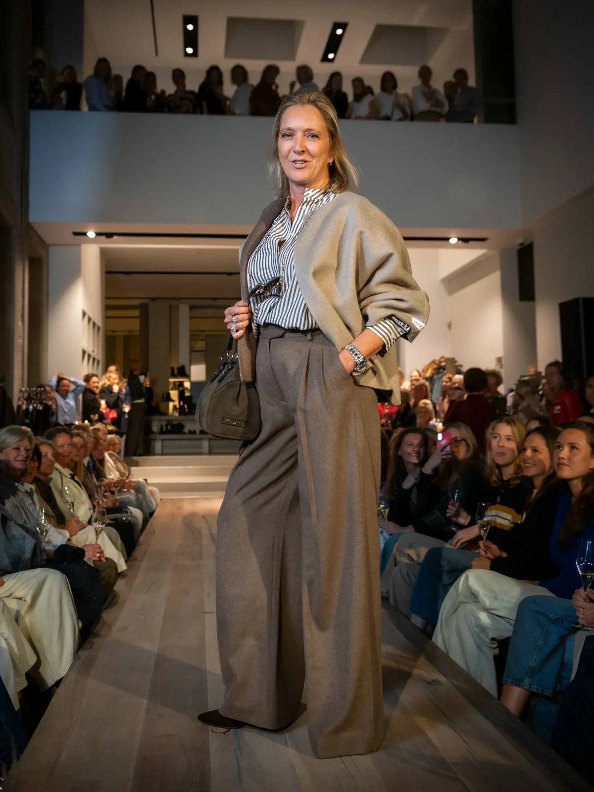 Bruine cape met taupe broek en bruine pumps