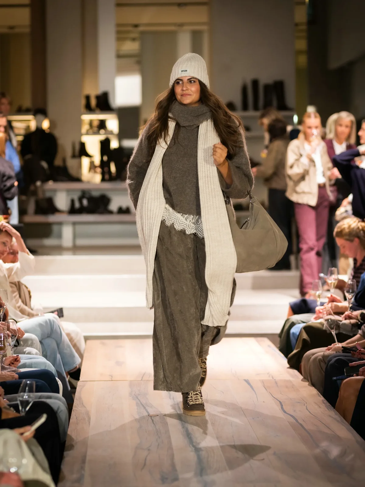 Bruine sweater met off-white blouse, kaki broek en bruine veterschoenen