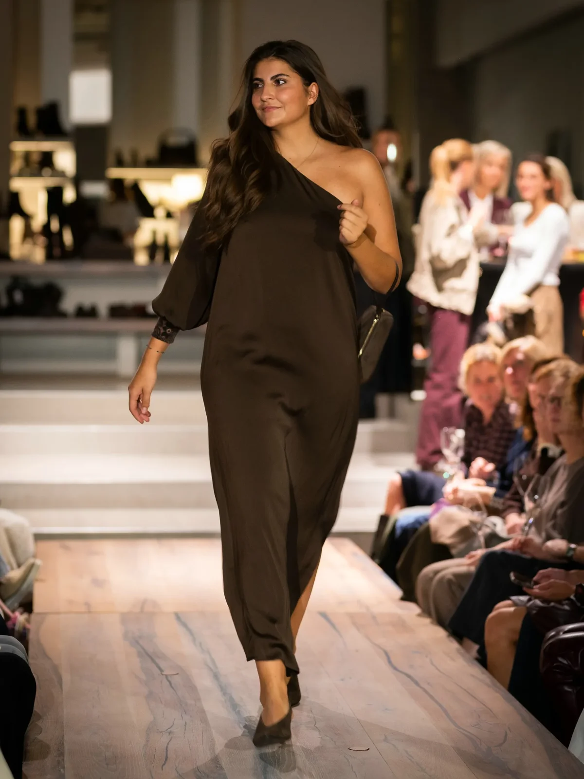 Bruine jurk met bruine slingbacks