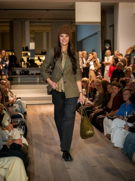 Groene blazer met beige blouse, zwarte broek en zwarte loafers